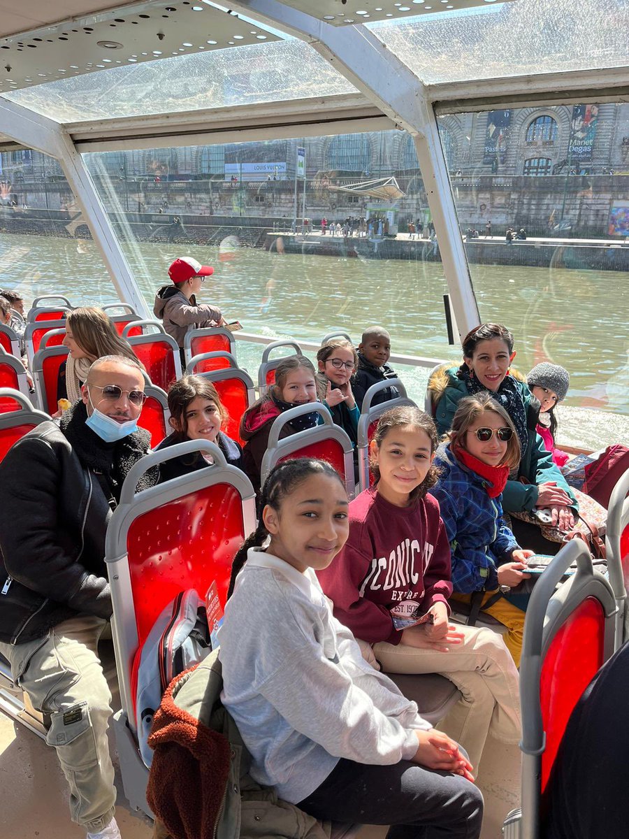 Autre temps fort de cette journée pour les lauréats des #PrixLamainalapate venus de diverses régions de France : une promenade en bateau-mouche, à la découverte de Paris... depuis la Seine !