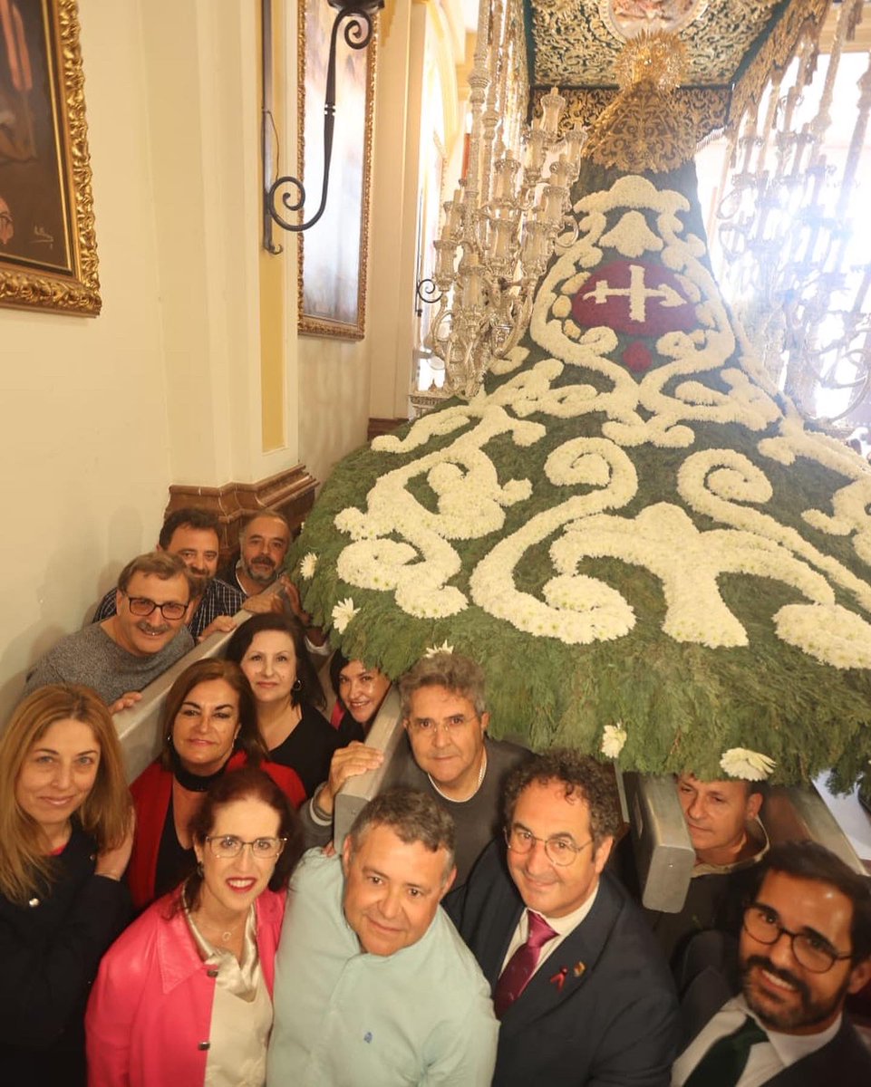 parquesmlg's tweet photo. ✨Martes Santo✨
Os dejamos el enlace para que podáis ver todo el proceso del manto de flores de la Virgen de las Penas, realizado por los operarios del Servicio de Parques y Jardines del Ayuntamiento de Málaga 

https://t.co/lo1I4i4w3H
@mambientemalaga @malaga https://t.co/CkisPgVcN6