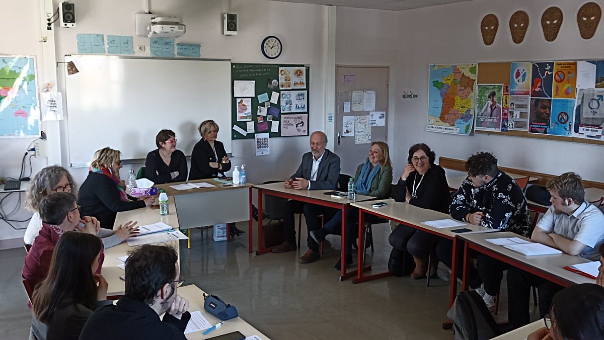 ClemiAmiens's tweet photo. Suite de la journée médias au LP Rimbaud de Ribecourt : montage des itw avec @FloVtr @fbleupicardie , atelier vidéo avec @WEO_TV et table ronde autour du traitement médiatique de l'égalité f/g avec @Arcom_Paris @Arcom_Lille #40ansclemi #educmediasinfo @AcAmiens @LeCLEMI @DSDEN60 https://t.co/LbtRgARRAo