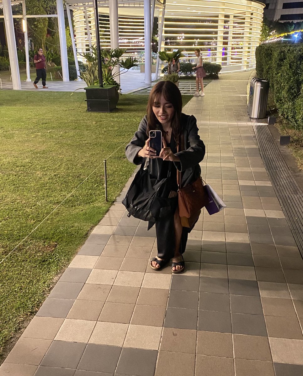 notchai__'s tweet photo. Nakapag papic din kami kay CN. Thank you sa photog namin na very professional, ayaw na may hawak kaming bags sa pics.

VIVOREE WISH BUS DEBUT
@vivoree https://t.co/CgabQOddaG