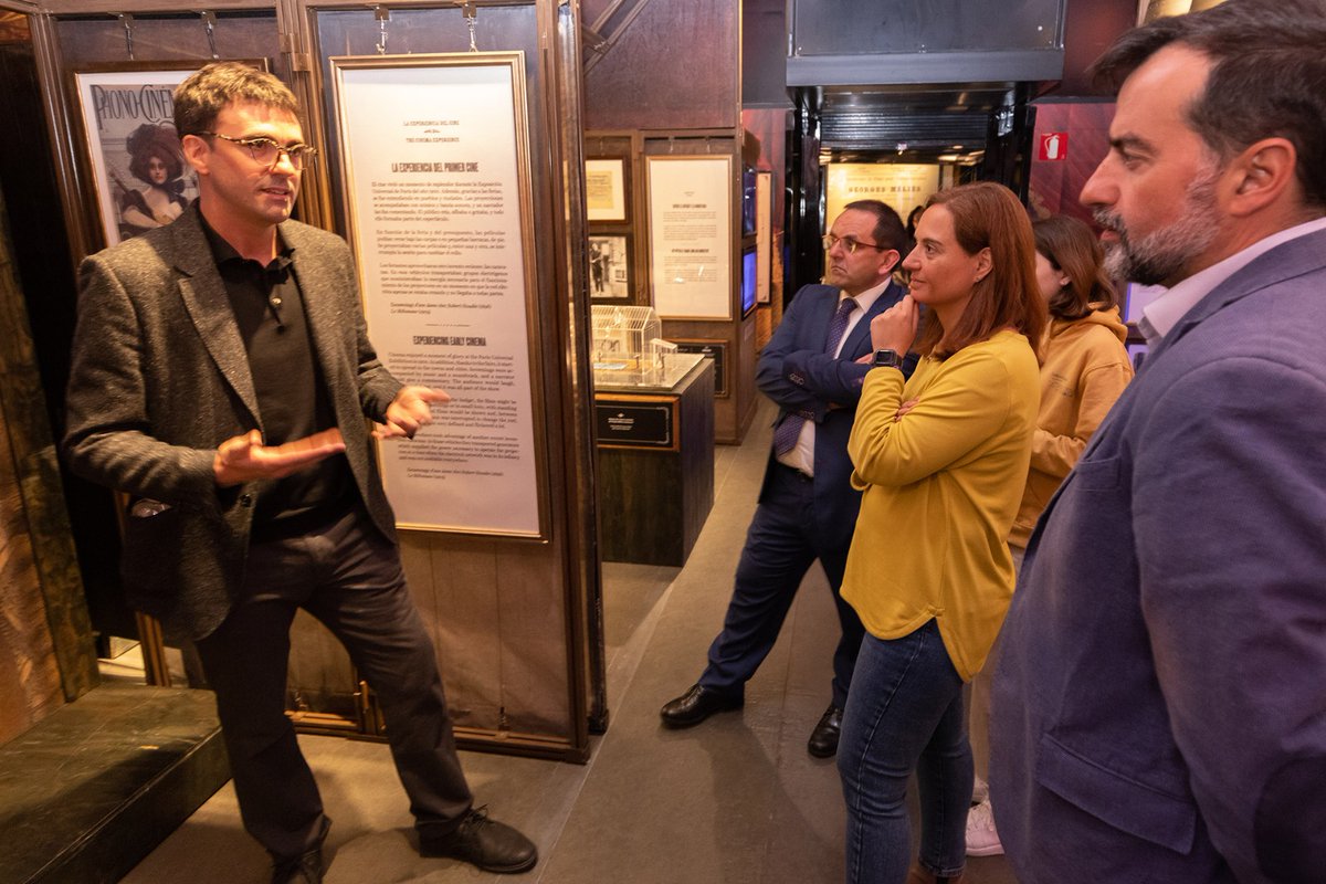 aytogetafe's tweet photo. Ya está abierta la exposición 'George Méliès y el cine de 1900' que la @FundlaCaixa en colaboración con el @aytogetafe ha instalado en plaza de España. No te la pierdas hasta el día 3 de mayo, con horarios de visitas comentadas especiales en Semana Santa.

https://t.co/sIdN5PmrY3 https://t.co/AaFIetEUii