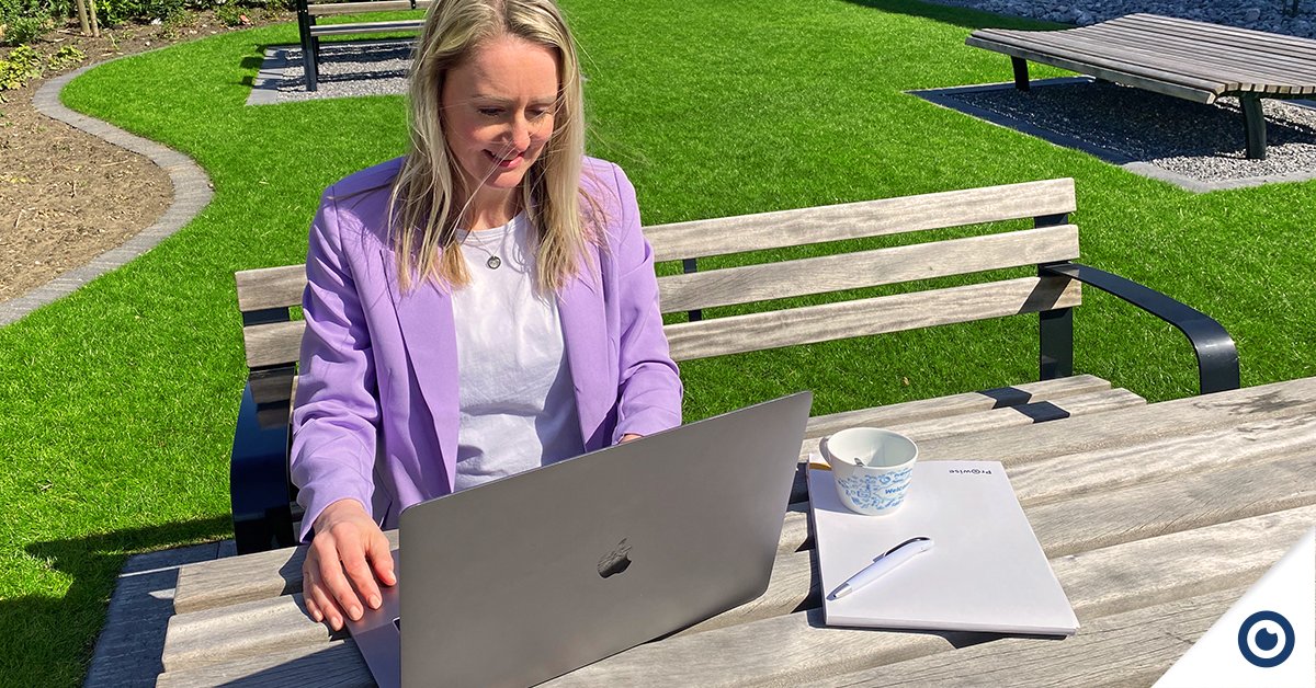 Nationale Buitenlesdag 🌳🌞!

Bij ons op kantoor werken we ook graag in de frisse lucht en genieten we van de voordelen van het buiten zijn. 

Kijk onze designer Hanneke die lekker productief bezig is terwijl ze van de zon geniet 🌻.