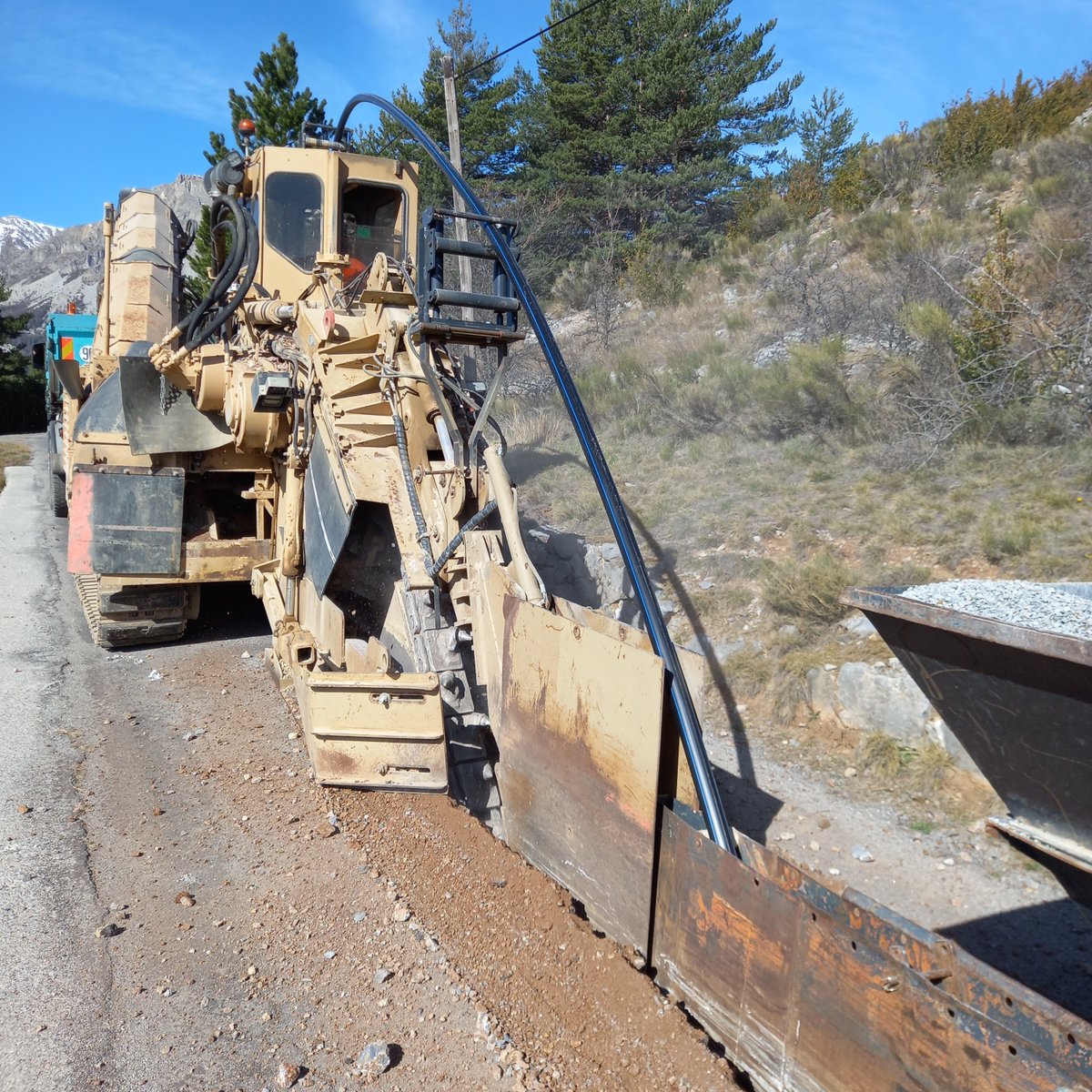 🚧 Démarrage des travaux sur la commune de Sauze (06) par la Régie des Eaux Alpes Azur Mercantour.
💧 Renouvellement du réseau d'eau potable sur environ 1 400 mètres. 
Réalisation des travaux par l'entreprise COZZI, pour un montant total de 150 000 €.