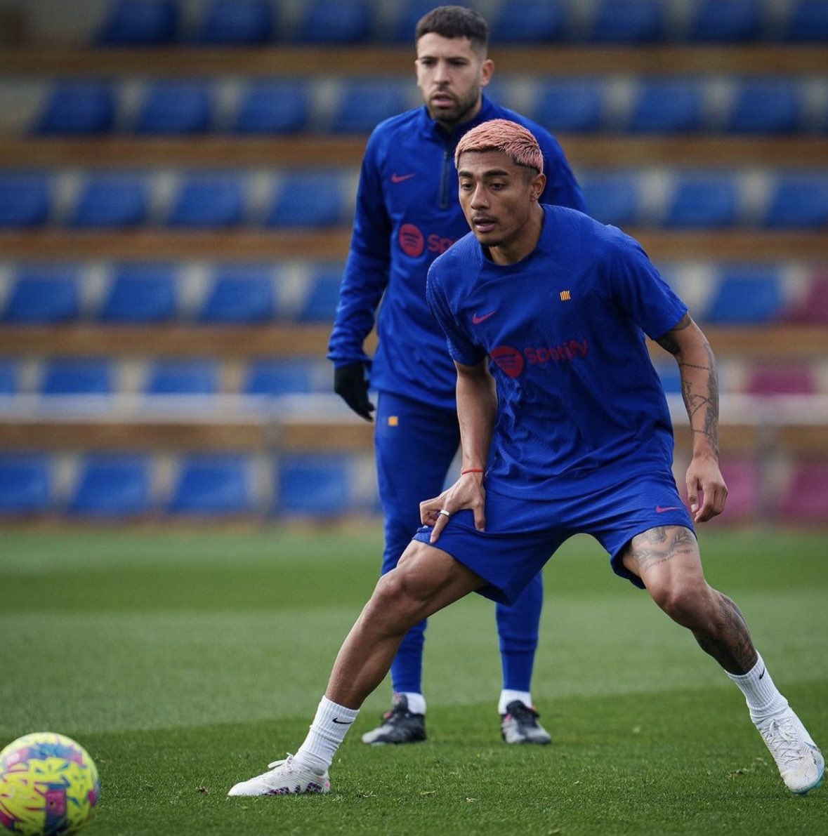 FabrizioRomano's tweet photo. Xavi: "Julián Araújo is adapting very well. From next year he can help us a lot, I’m sure he’s gonna be good option for us” 🔵🔴 #FCB

“He is strong, powerful, positive and he has a very good shot from distance”. https://t.co/LAOmP3LPUY