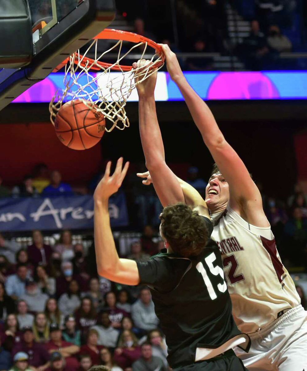 What a wild 12 or so months for Donovan Clingan Leads Bristol Central to first state title since 1990 and then helps UConn win first natty since 2014 Check out @DaveBorges story on the freshman who made good on his promise #ctbb ctinsider.com/sports/uconn-m…