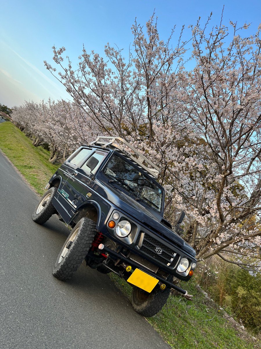 JiMTBer's tweet photo. #四輪駆動の日
うちの息子が今日一歳になりました。既に四駆から二駆になってます（笑）
ジムニーは相変わらず（稼働率は低め） https://t.co/szYRCht67d