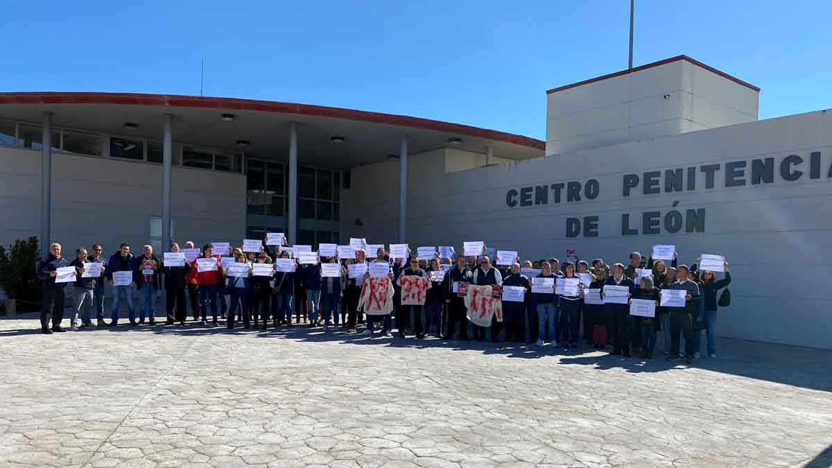 Hoy, en el C. Penitenciario de León, los trabajadores penitenciarios del centro, se han concentrado en repulsa x las agresiones sufridas continuamente por los trabajadores de #sosprisiones. Especialmente la última sufrida x 1 compañera en el C. P. de Leon en el dpto de enfermeria