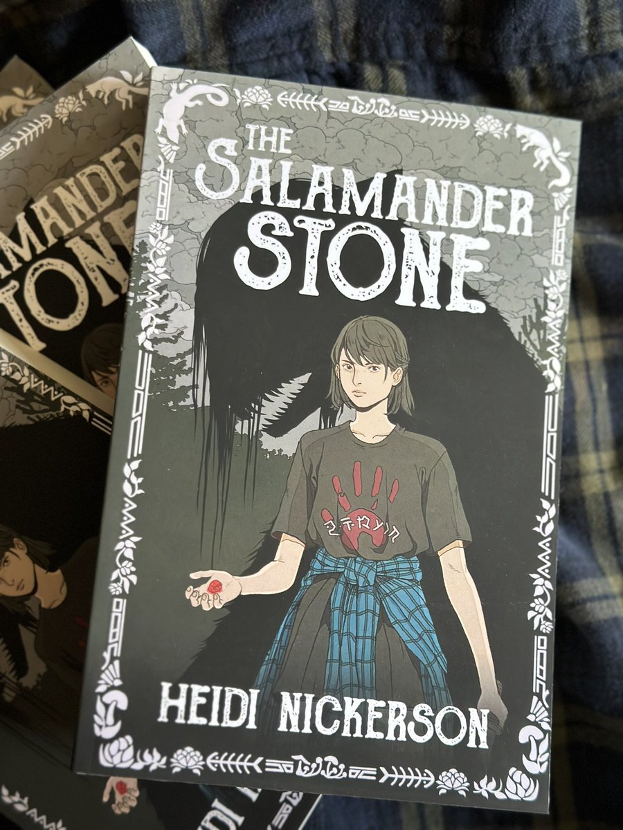 HeidiANickerson's tweet image. THIS IS NOT A DRILL 🙀 MY BOOK IS OUT EVERYWHERE TODAY 🎉 😭 

If you like Buffy The Vampire Slayer or Teen Wolf, and you want to read a story of a teen who turns into a monster (and doesn’t know why), then check out The Salamander Stone!

#yafantasy #yahorror #urbanfantasy