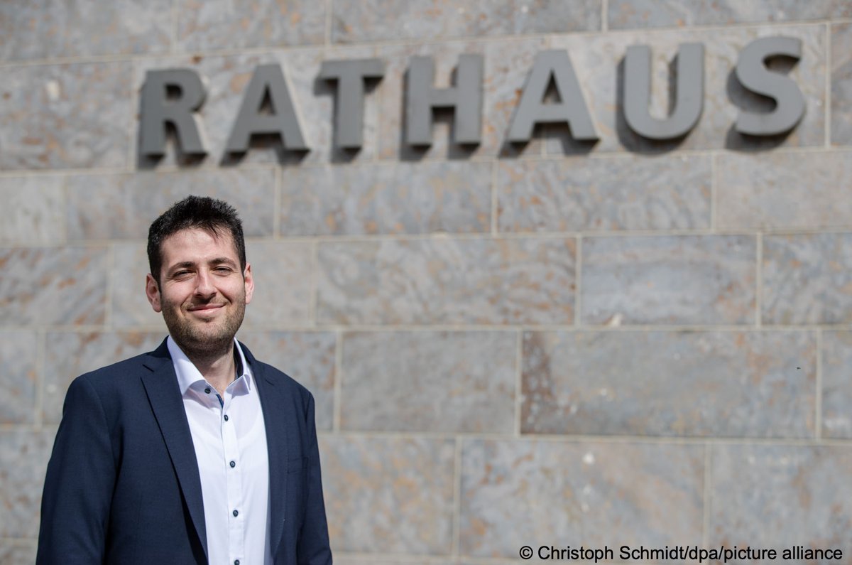 InfoMigrants's tweet photo. 📷 29-yr-old Ryyan Alshebl fled to Germany from Syria in 2015. 

On Sunday he was elected as mayor of Ostelsheim, a town of 2,500 people in southern 🇩🇪.

Though privately a member of the Green party, Alshebl stood as an independent candidate and won an absolute majority - 55.4% https://t.co/vUd0meg5Hh