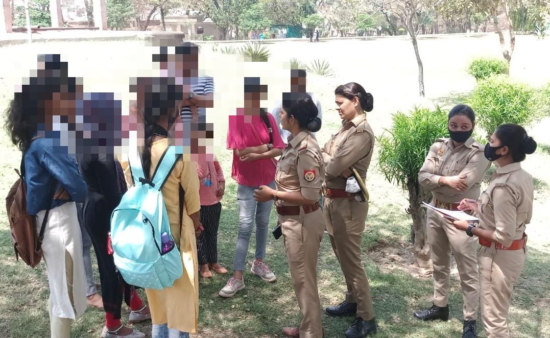 jaunpurpolice's tweet photo. #Sp_jnr @ajaysharmaips के निर्देशन में मिशन शक्ति अभियान के अंतर्गत जौनपुर की एण्टी रोमियों टीमों द्वारा विभिन्न धार्मिक स्थलों, स्कूलों एवं सार्वजनिक स्थानों में भ्रमण कर महिलाओं/बालिकाओं को सुरक्षा के संबंध में जागरूक किया गया साथ ही एंटीरोमियो चेकिंग की गई। https://t.co/dWIgNZhCvM