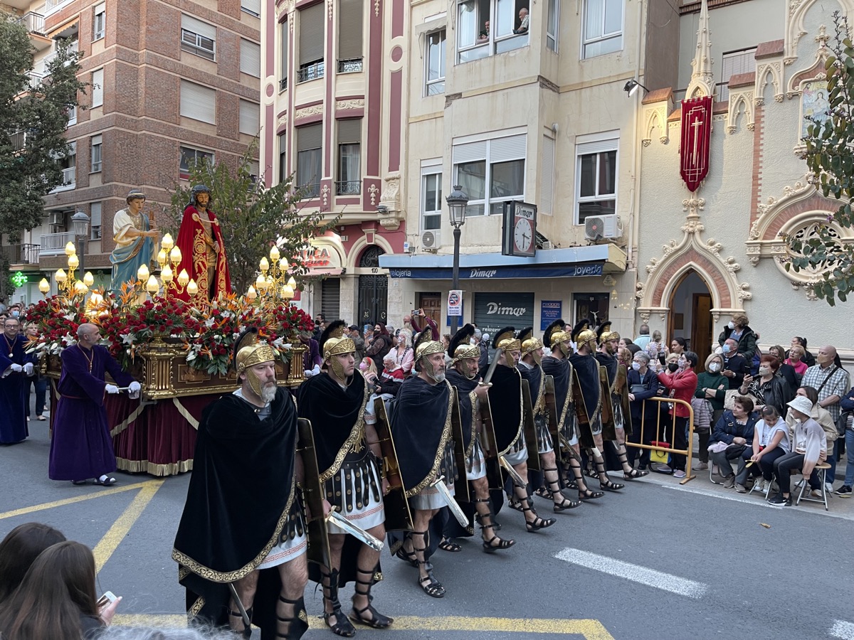 What is the El Cabanyal district in Valencia known for during Easter?
➡️ Read more about El Cabanyal's rich history, great addresses and the Semana Santa Marina in this blog: matchbettervalencia.com/el-cabanyal-do…