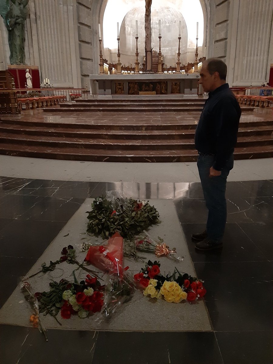 En el Valle de los Caídos honrando al Jefe y demás Caídos

En esta nueva 'Hora de los enanos' en la que hasta tu familia te traiciona...

Aún quedamos leales a tu memoria,tu legado y tu doctrina

Hoy #4abril y siempre:

¡José Antonio Primo de Rivera! 
¡Presente!

#JoséAntonioVive