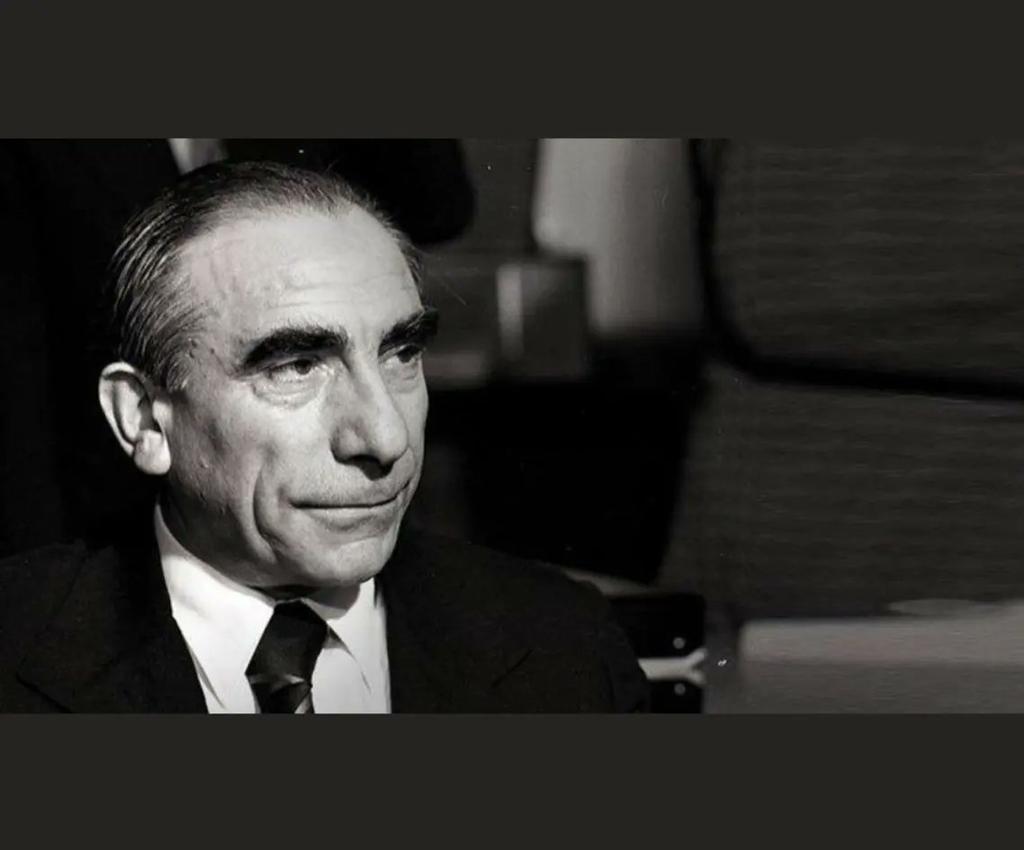 "Hepiniz birer Türk bayrağısınız. Bayrağı lekelemeyin, kirletmeyin yere düşürmeyin."

Türk siyasi tarihinin en önemli isimlerinden, MHP'nin kurucu genel başkanı Alparslan Türkeş'in vefatının üzerinden 26 yıl geçti.

Mekanın Cennet olsun...