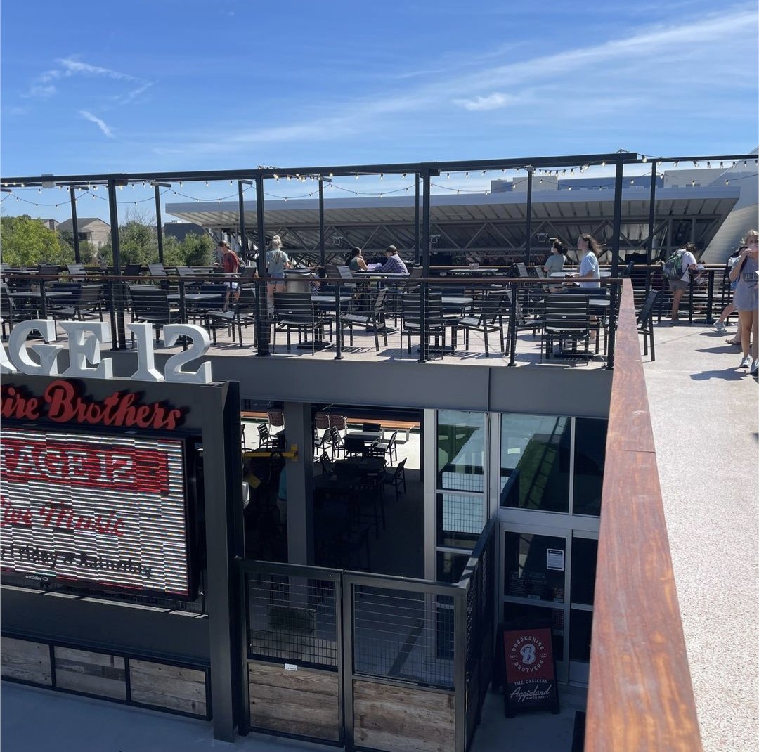 Sometimes our wedding planning can feel like grocery list...cake, flowers, venue, bar...but what if you could find it all in one place? What if I told you there was a concert and event venue connected to a grocery store? Brookshire Brothers in college station is the host to stage