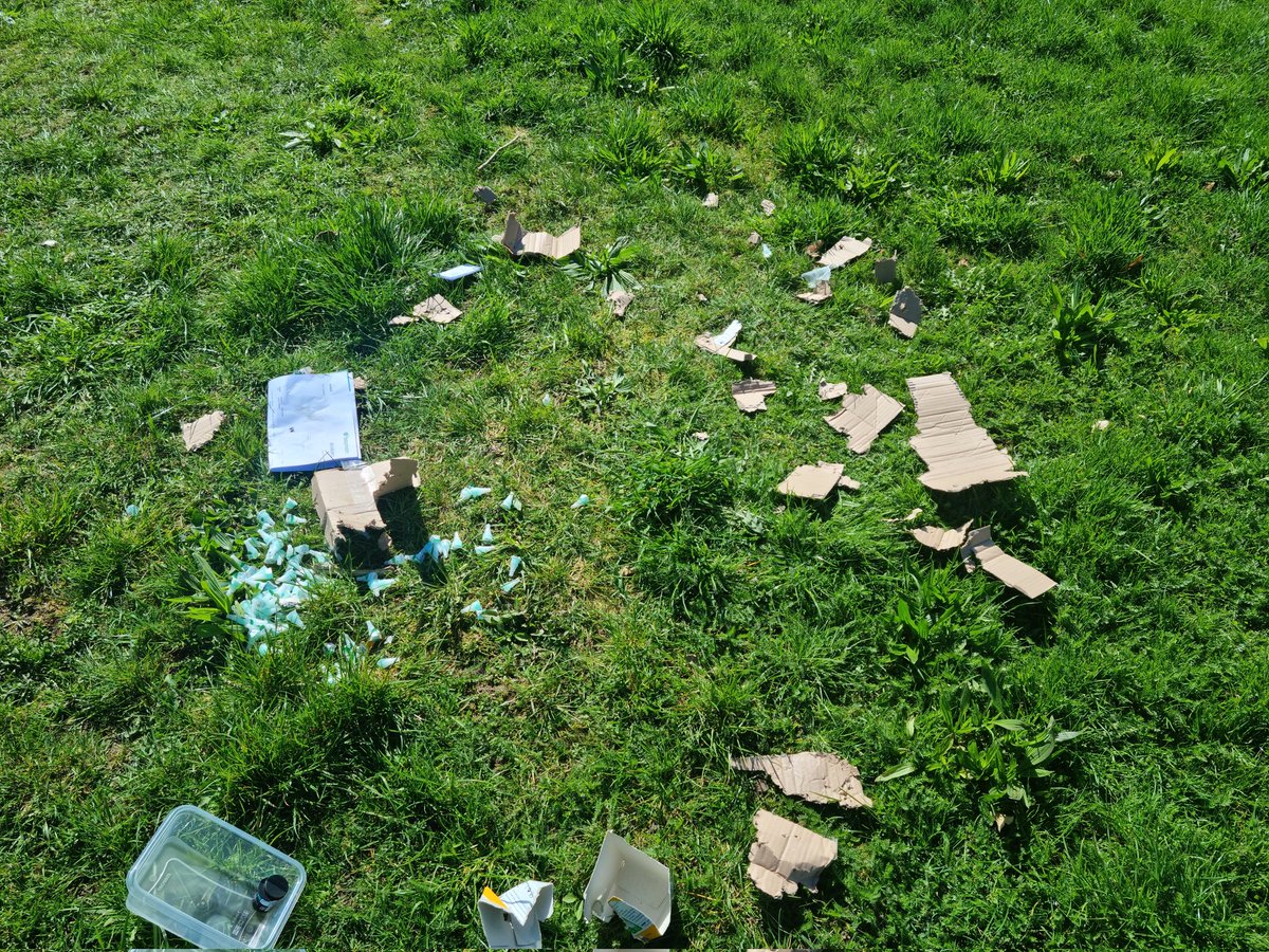 Je laat een opmerking plaatsen dat het in de (grote) brievenbus kan. Reeds eerder melding gemaakt dat een pakket niet over het hek gezet mag worden, de honden verscheuren het. Nu betrof het mijn insuline naalden. Ik hoop dat de honden niets doorgeslikt hebben. Bedankt <a href="/PostNL/">PostNL</a>