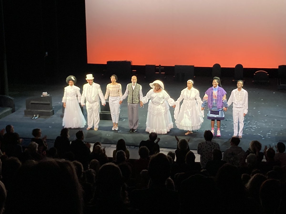 Met een geniale opening (schaakgrootmeester waardig) begint The Story Of Travis. En ontvouwt zich tot een prachtig en indrukwekkend familie verhaal. Kunst van schoonheid, techniek en confrontatie. @ssbu 
Hulde en felicitatie aan <a href="/rivrede/">Romana Vrede</a> @TheaterRdam en crew! 🤘🏻💜🤘🏻