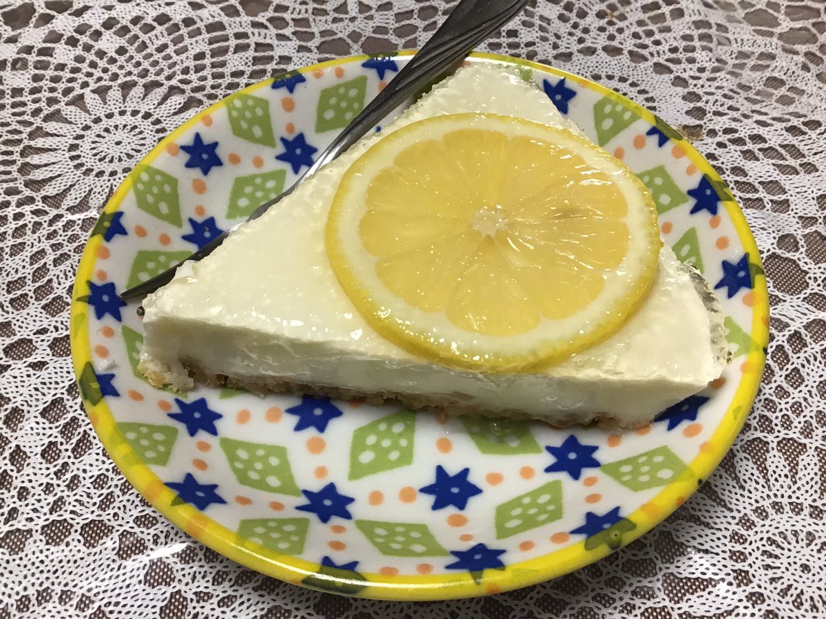 szegfu_'s tweet image. I’m not great with visuals and the hour is late my friends here in the lands beyond Asshai, but it does taste good .
🍋🍰 in celebration of #Sansa winning #ASOM2023 🎉
