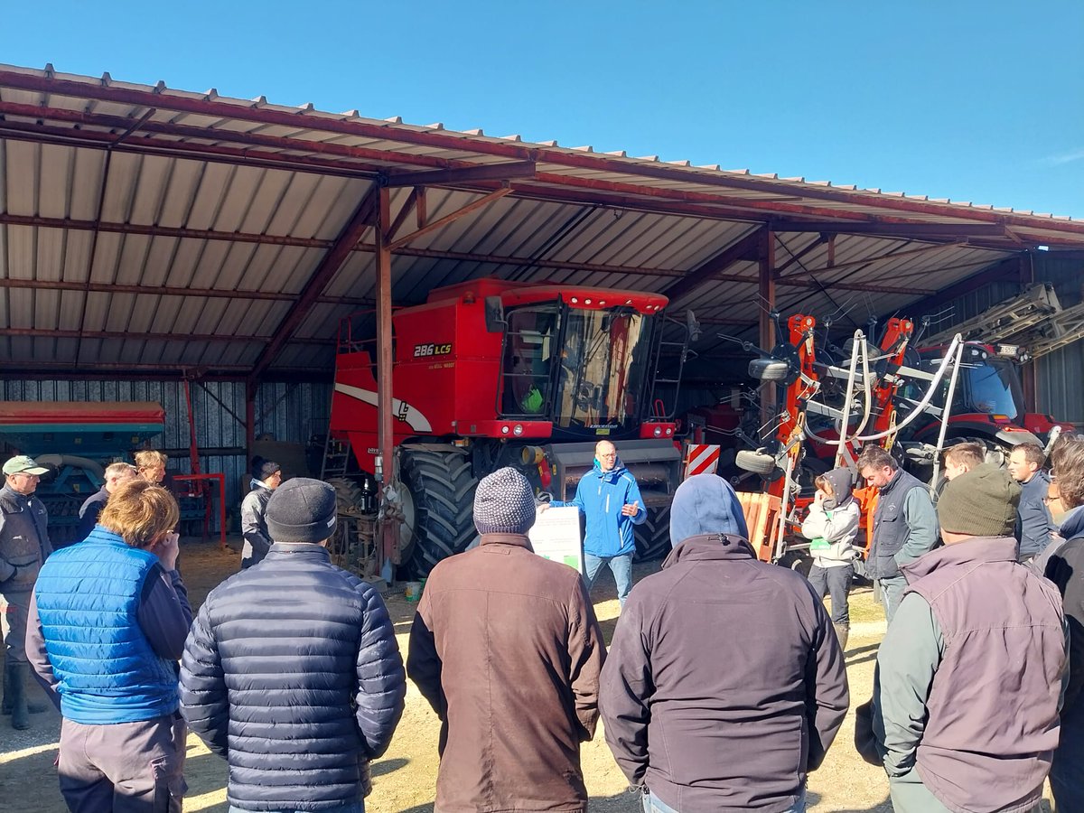 Tour de plaine dans l'Aube avec Bastien  #terresinovia  qui aborde la culture du pois avec un contexte annuel favorable en ce début 2023. Mathieu fait la promotion du colza robuste : de la théorie à la pratique sur le terrain ! Une belle affluence pour ces Thématiques
