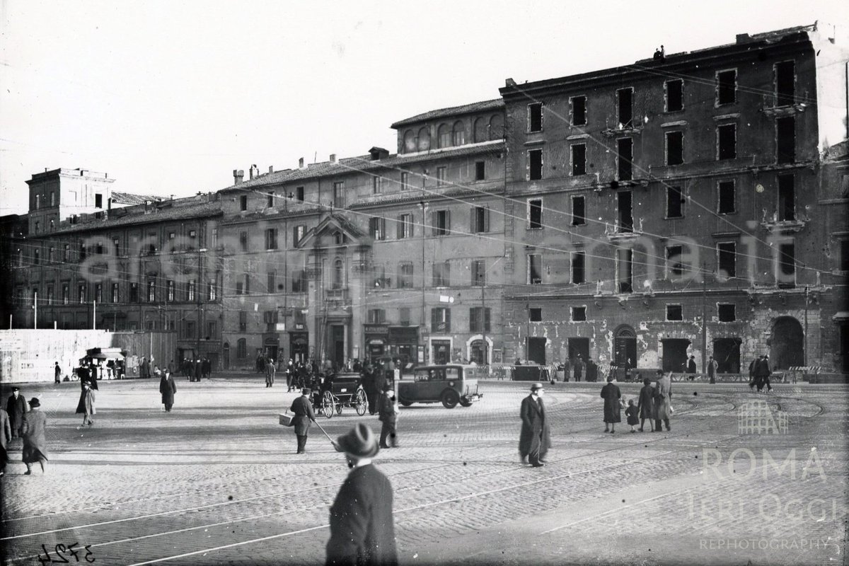 Piazza Rusticucci (Archivio Cederna, 1937) Foto scattata durante le demolizioni per la creazione di Via della Conciliazione, si riconosce la facciata di S. Lorenzo in Piscibus ora nascosta. #zoom #roma #piazzarusticucci romaierioggi.it/piazza-rusticu…