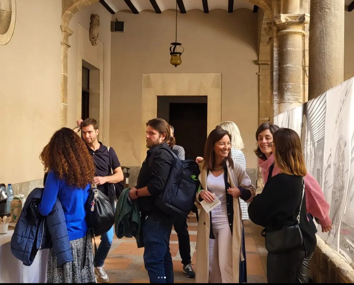 ColeMontesion's tweet photo. #BACMontesion
#OrientaciónMontesión
📍 Compartiendo café con ex alumnos, profesores y demás participantes de la Jornada de Orientación. https://t.co/2Csb2EbvLm