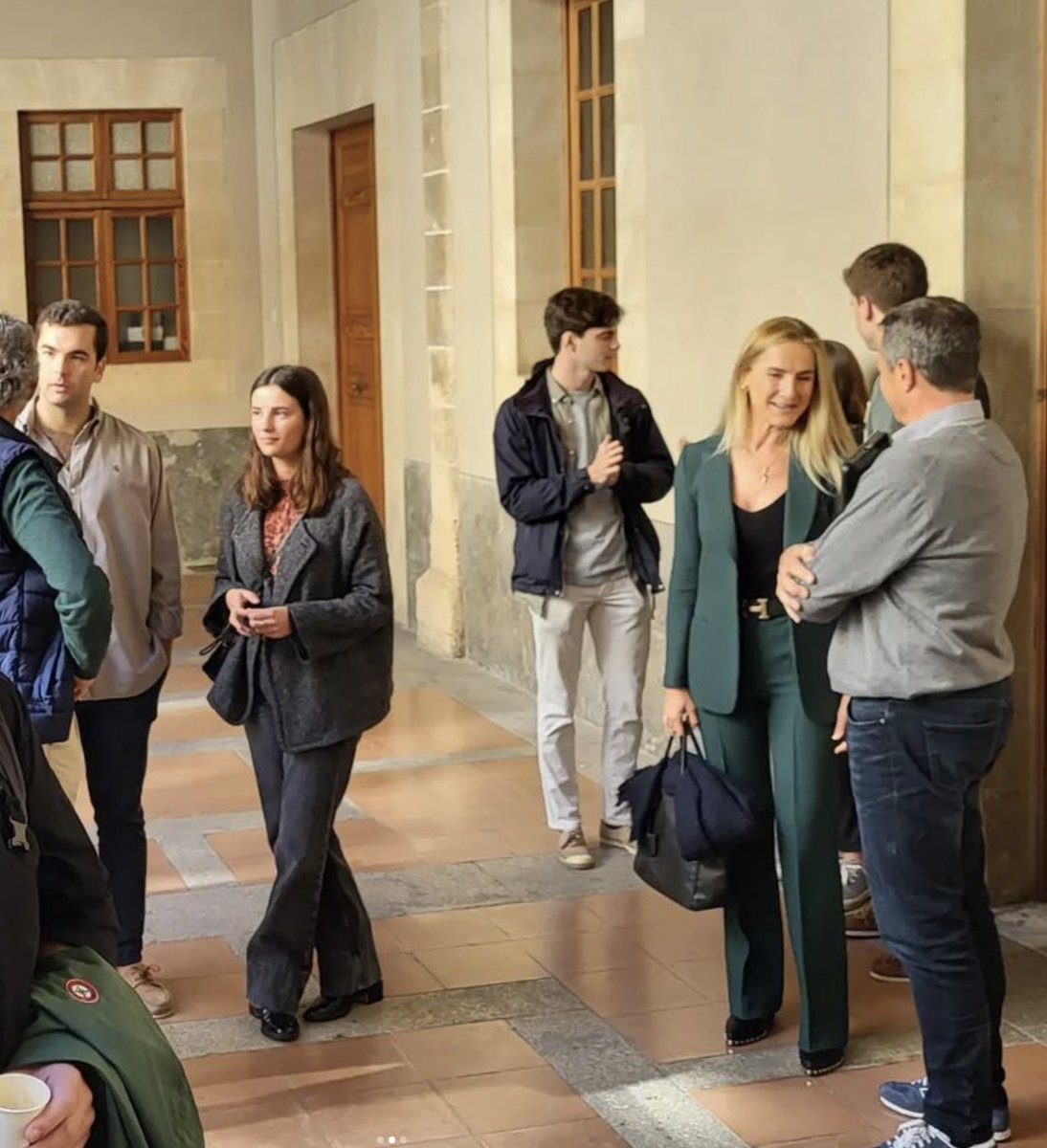 ColeMontesion's tweet photo. #BACMontesion
#OrientaciónMontesión
📍 Compartiendo café con ex alumnos, profesores y demás participantes de la Jornada de Orientación. https://t.co/2Csb2EbvLm