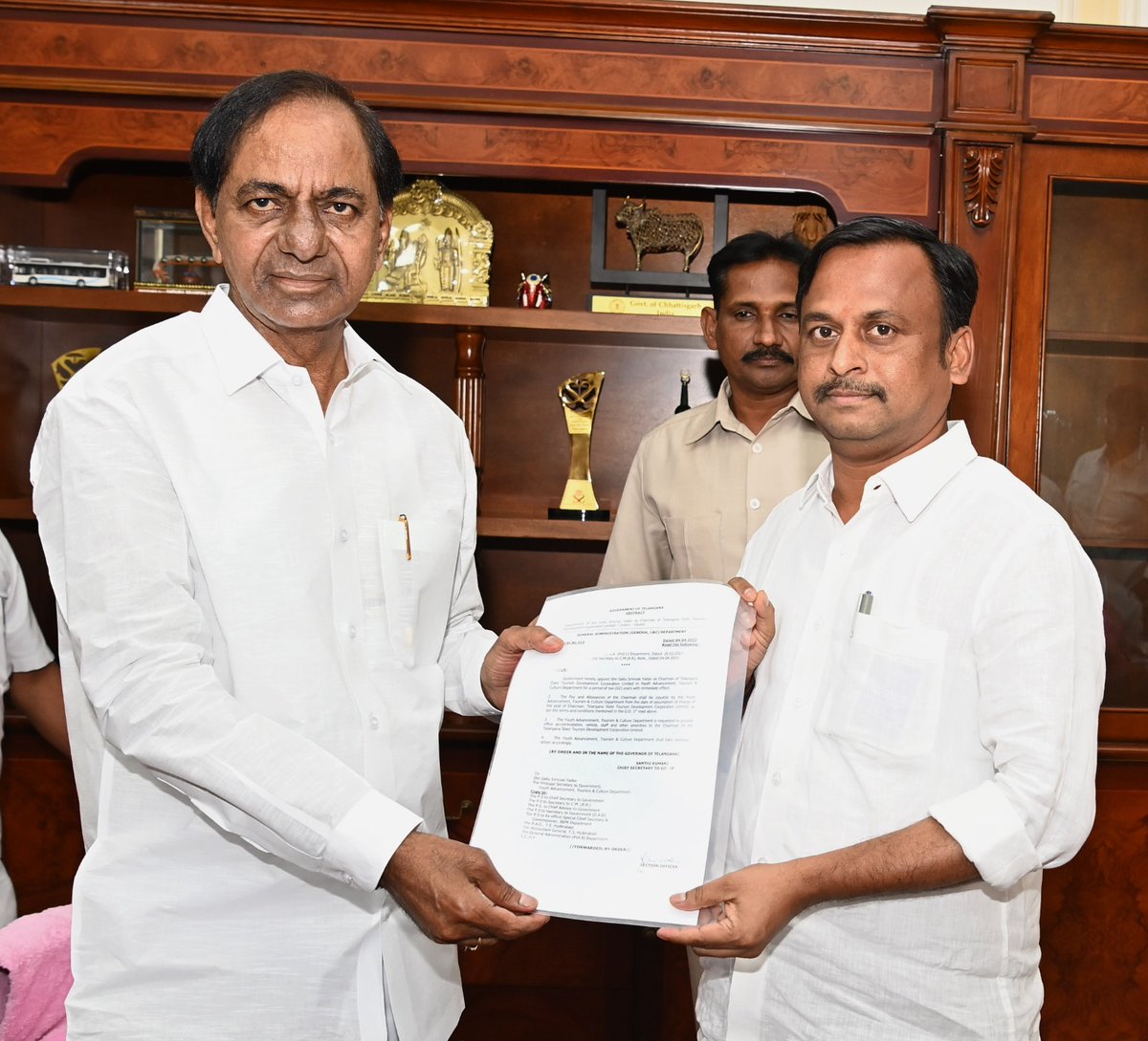 GelluSrinuBRS's tweet photo. #తెలంగాణ టూరిజం డెవ‌ల‌ప్‌మెంట్ కార్పొరేష‌న్ చైర్మ‌న్‌గా నియమించినందుకు ప్రగతి భవన్ లో గౌరవ బిఆర్ఎస్ పార్టీ అధ్యక్షులు, సీఎం శ్రీ #కేసీఆర్ గారిని  కలిసి ధన్యవాదాలు తెలియజేయడం జరిగింది. 
@BRSparty @KTRBRS @BRSHarish @TelanganaCMO @RaoKavitha @vinodboianpalli https://t.co/9tAvo0DIzl
