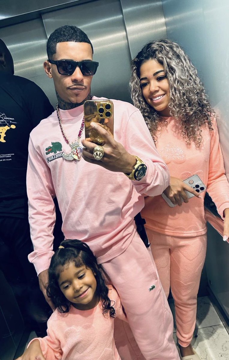 👨‍👩‍👧🚀🙏🏽