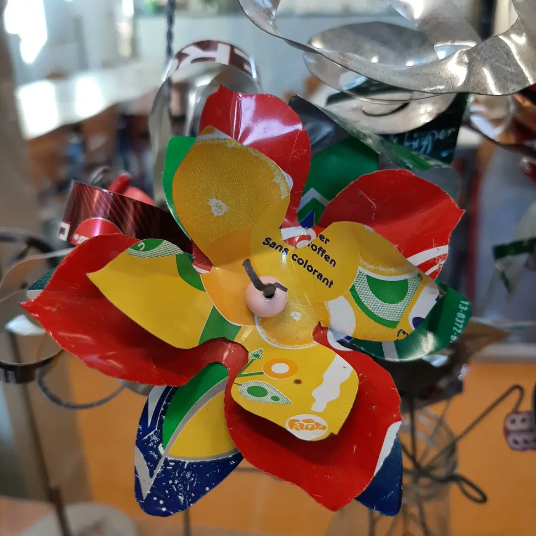 Gezocht! Blikjes! Nu er ook statiegeld op blikjes aankomt, zullen wij minder blikjes krijgen voor de metaalafdeling! En we maken er zulke leuke dingen van!
Dus gooi ze niet weg, maar lever ze bij ons in! #metaal #blikjes #recycle #upcycling