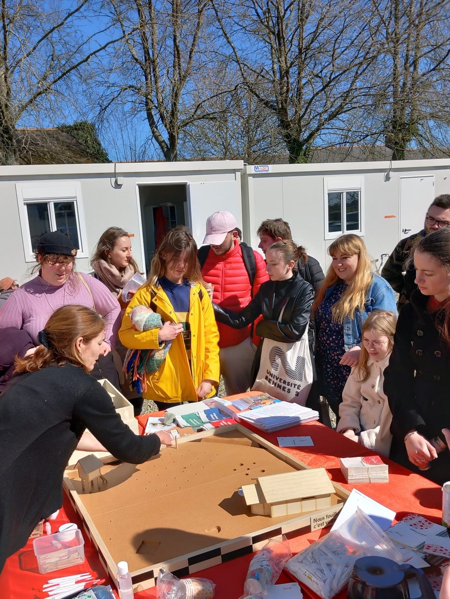 MediationR2's tweet photo. Et ensuite, à la faveur du printemps naissant, sur le site de fouille de l'@Inrap  au Grand Launay à Châteaugiron avec Sandrine Barbeau et Sandrine Lalain, que nous remercions pour ce beau voyage à travers le temps 2/ https://t.co/ayIqRzhTKu
