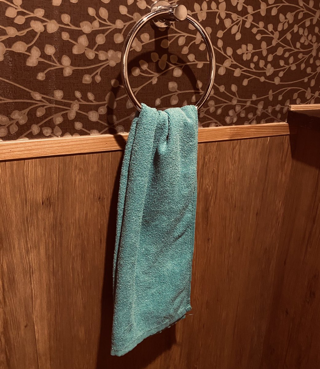 MachoDebu's tweet photo. 地方の旅館にいるのだが、なんか見覚えある緑のタオルが。。上野とか新宿のサウナ施設で腰に巻いてウロウロ徘徊するのを彷彿とさせる。 https://t.co/S55EijHqaY