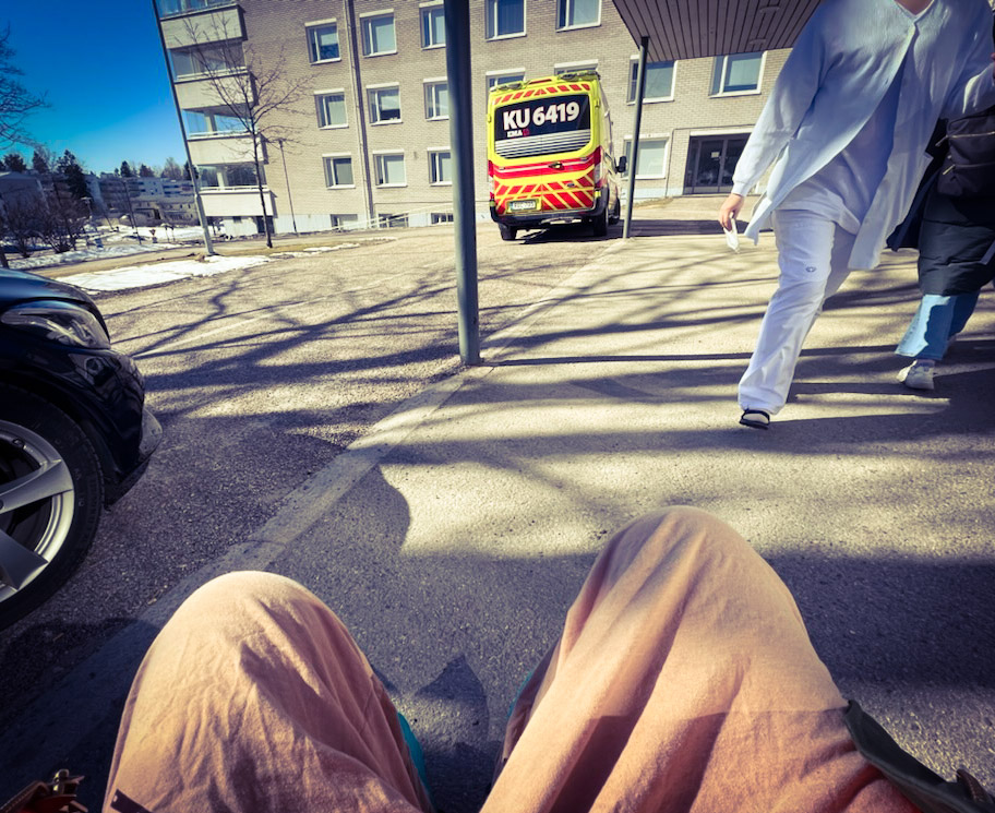 päivä numero 16. pääsin sairaalasta. toiseen sairaalaan. kuvassa myös kansan uutisten uusi ulkolähetysauto. #suursuonsairaala