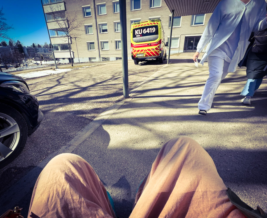 päivä numero 16.

pääsin sairaalasta.

toiseen sairaalaan.

kuvassa myös kansan uutisten uusi ulkolähetysauto.

#suursuonsairaala