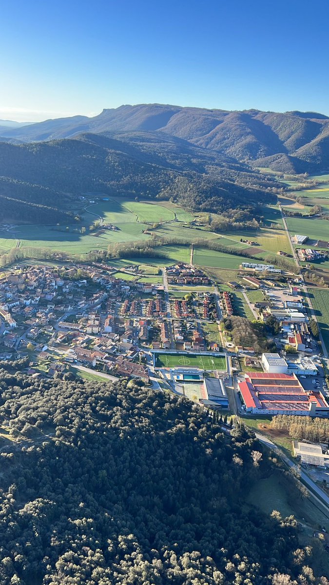 Imatges aèries de Sant Esteve d’en Bas a les que es pot veure la remodelació de les instal·lacions del camp de futbol que en breu podran gaudir els nens/es i jugadors/es dels 18 equips que en formen part. La grandària d’aquest club resideix en ells, no en altres mides.