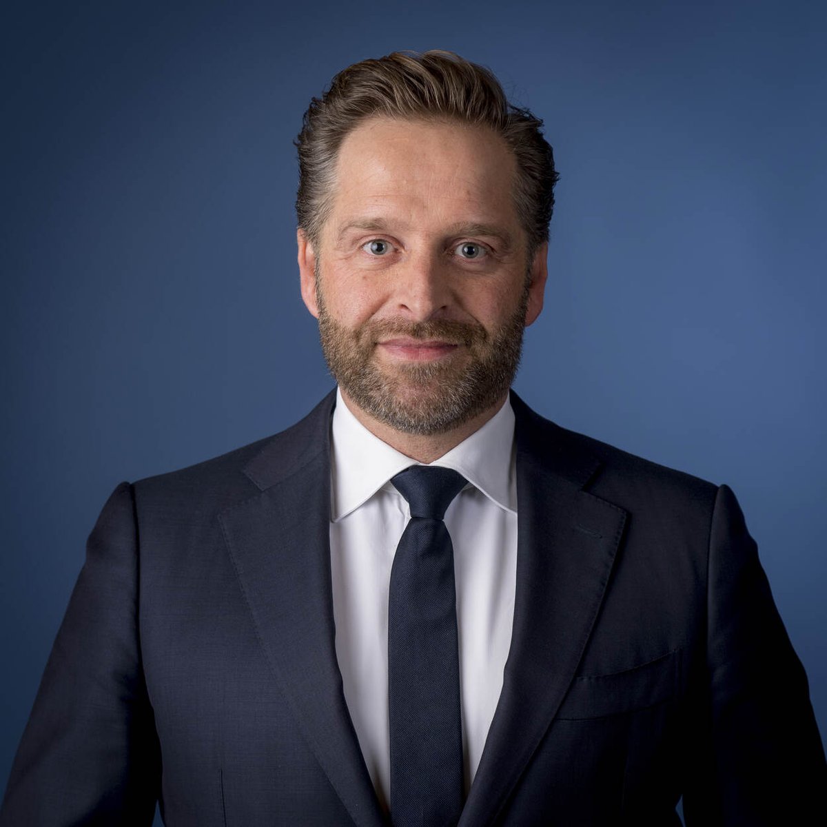 TKI Bouw en Techniek (@tkibouwtechniek) on Twitter photo Wij zijn vereerd om de komst van minister <a href="/hugodejonge/">Hugo de Jonge</a> van <a href="/MinBZK/">Ministerie van BZK</a> aan te kondigen aan ons innovatie-event Kick it! op 18 april. Heb jij een vraag die we hem écht moeten stellen? Zet hem in de comments #innovatie #ontwerpbouwtechniek Programma en aanmelden bit.ly/3FJRnnW Wij zijn vereerd om de komst van minister <a href="/hugodejonge/">Hugo de Jonge</a> van <a href="/MinBZK/">Ministerie van BZK</a> aan te kondigen aan ons innovatie-event Kick it! op 18 april. Heb jij een vraag die we hem écht moeten stellen? Zet hem in de comments #innovatie #ontwerpbouwtechniek Programma en aanmelden bit.ly/3FJRnnW