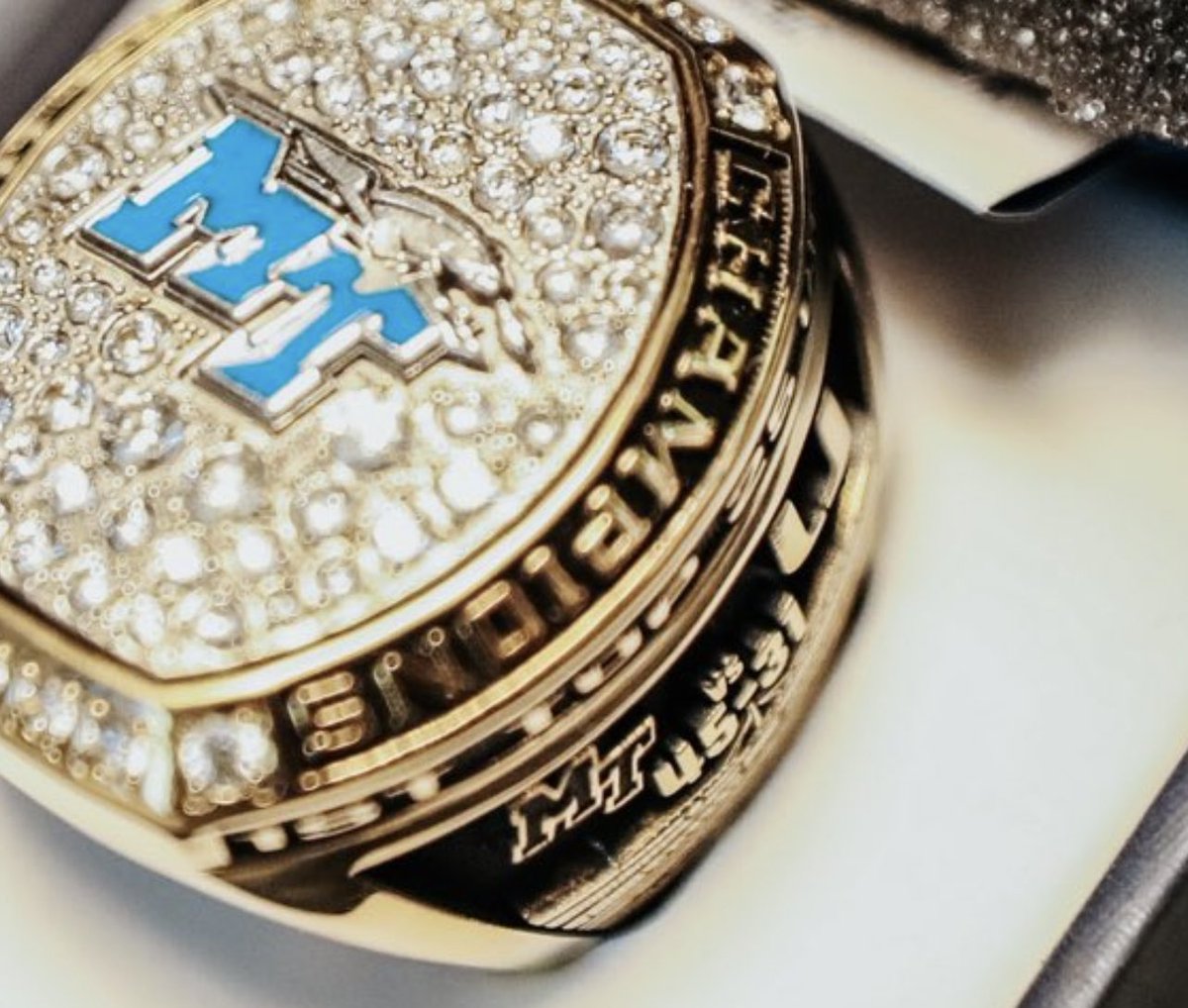 Logan B. Robinson (@loganstwitty) on Twitter photo No they didnโtโฆ
Middle Tennessee released photos of their new bowl game rings and on one of the sides it shows their score from last season beating Miami ๐ #Noles (via <a href="/MT_FB/">Middle Tennessee Football</a>) No they didnโtโฆ
Middle Tennessee released photos of their new bowl game rings and on one of the sides it shows their score from last season beating Miami ๐ #Noles (via <a href="/MT_FB/">Middle Tennessee Football</a>)