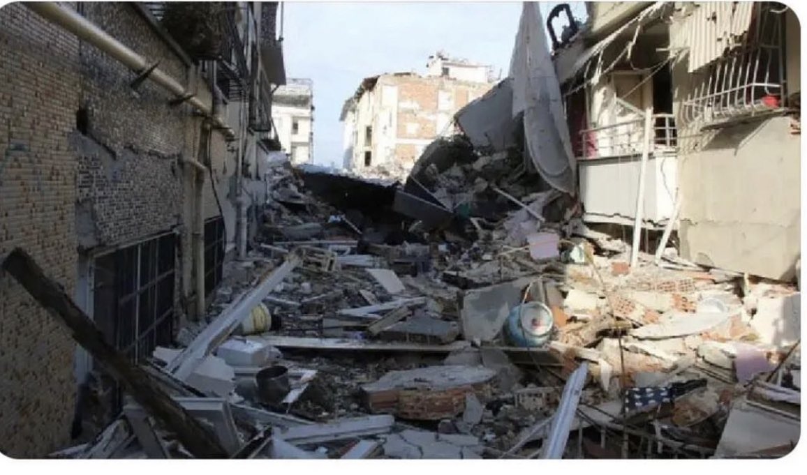 Esenn1907's tweet photo. Hatay’ın Defne ilçesinde depremden 58 gün sonra enkaz altından 8 kişinin cesedi çıkartıldı..! 

Seccade için tepki tweeti atanlar
Buna sessiz kalırsanız kanınız kurusun…!
#Hatay
#Defne 🥀 https://t.co/b0NLBERHHN