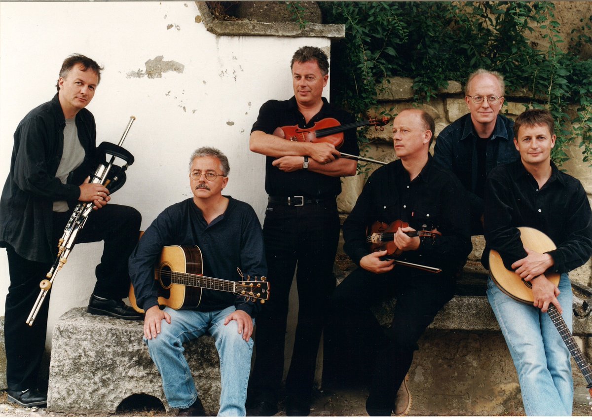 Stiúideo Cuan (@stiuideocuan) on Twitter photo Ag teacht as Gaoth Dobhair, i gcontae Dhún na nGall, seo iad Na Casaidigh!
B’iad ceann de na bannaí is iomráite i ceol tradisiúnta na hÉireann. Beidh siad sa Spidéal ar an 7 Aibreán.
Ticéid le fáil ar líne ag stiuideocuan.ie.
<a href="/RTERnaG/">Raidió na Gaeltachta</a> <a href="/CNaM_ie/">Coimisiún na Meán</a> <a href="/artscouncil_ie/">The Arts Council / An Chomhairle Ealaíon</a> Ag teacht as Gaoth Dobhair, i gcontae Dhún na nGall, seo iad Na Casaidigh!
B’iad ceann de na bannaí is iomráite i ceol tradisiúnta na hÉireann. Beidh siad sa Spidéal ar an 7 Aibreán.
Ticéid le fáil ar líne ag stiuideocuan.ie.
<a href="/RTERnaG/">Raidió na Gaeltachta</a> <a href="/CNaM_ie/">Coimisiún na Meán</a> <a href="/artscouncil_ie/">The Arts Council / An Chomhairle Ealaíon</a>