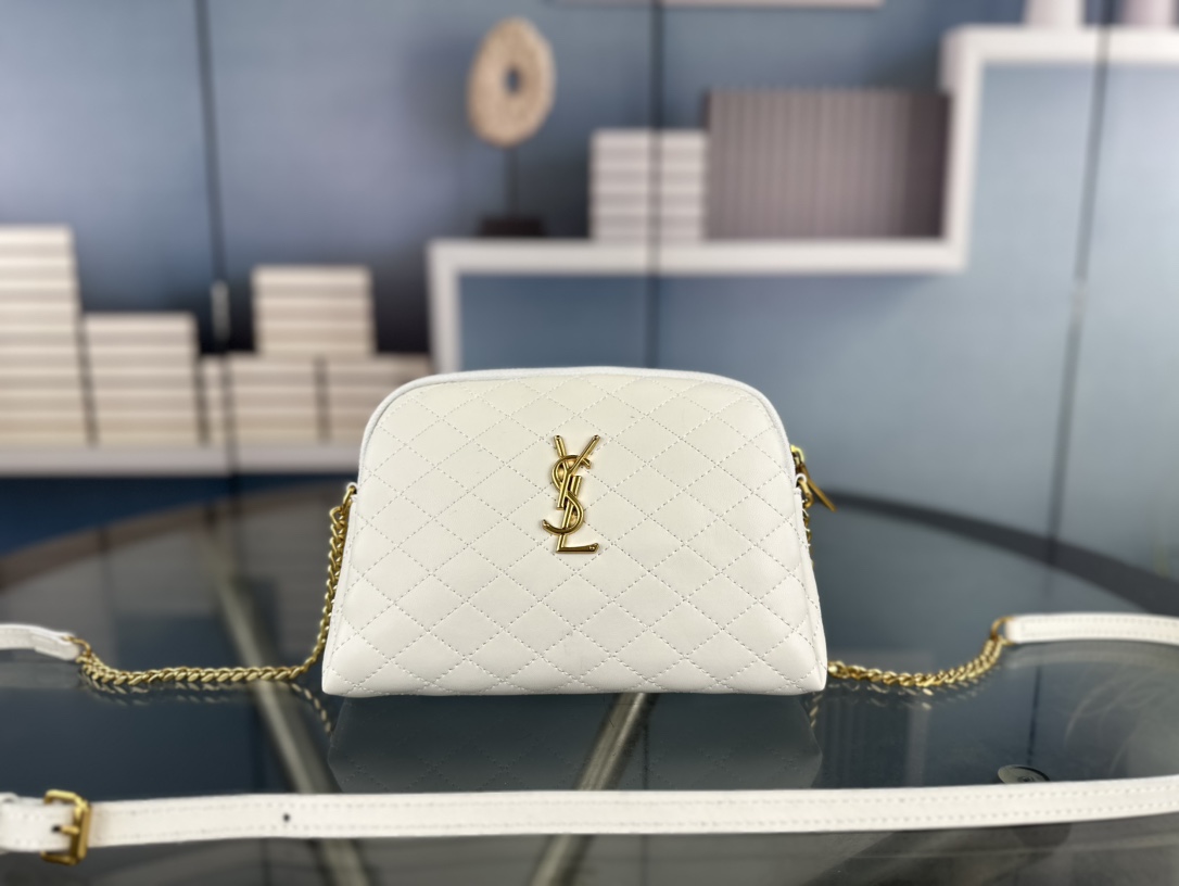 GLBrother1's tweet image. Shine bright like a seashell! 🐚 Introducing our new collection of shell bags, perfect for a beach day or a night out. With a size of 20x14x4cm, they are the perfect accessory for any outfit. #shellbag #beachvibes #fashionista #newcollection #musthave