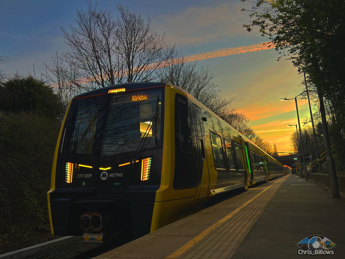 Lovely sky over #Kirkby this morning 🌞🚉 with 009 adding to it @Merseytravel #Class777 #NewTrains @Merseyrail