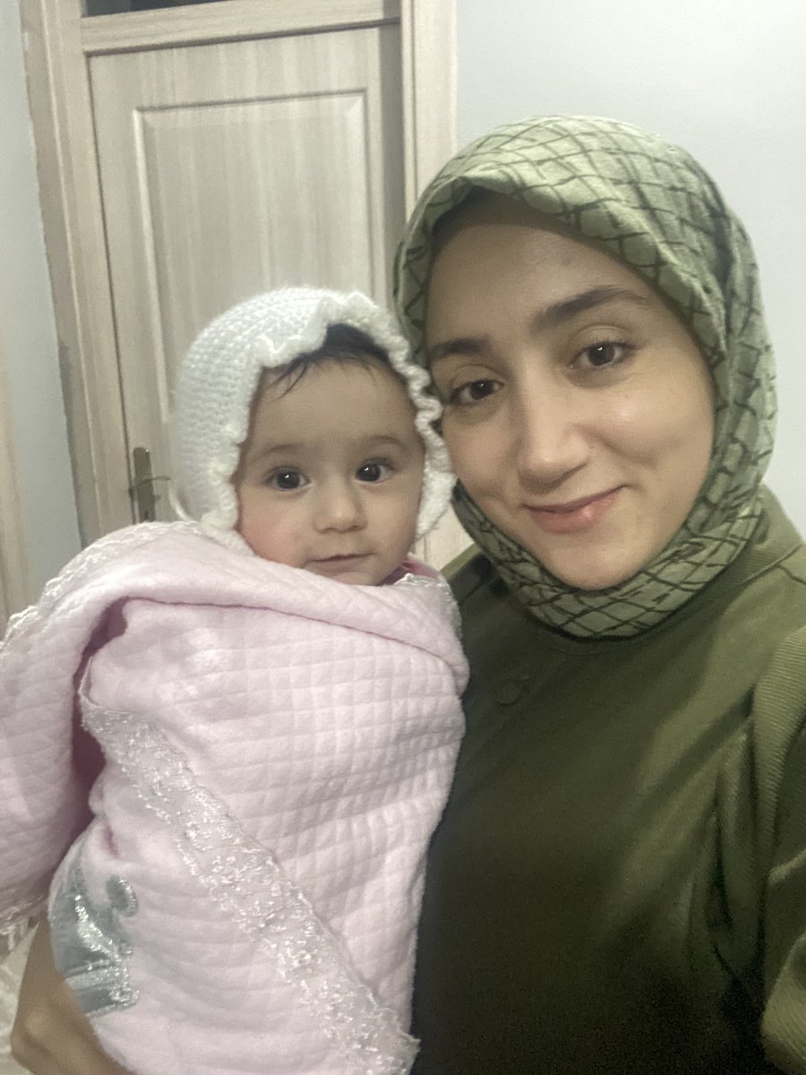 ZeynepSarku17HE's tweet photo. Aynı karede aynı çatıda aynı sofrada olmayı bize çok görmeyin. Bir bebek 3 sene annesiz uyumasın!! 
Kadrodan tek beklentim sadece bebeğime kavuşmaktı.              
Bebekler annesini biz de sizden gelecek müjdeyi bekliyoruz. 
@RTErdogan @vedatbilgn @ahmetay_ #KadrodaAile https://t.co/e5sZdRGSZT