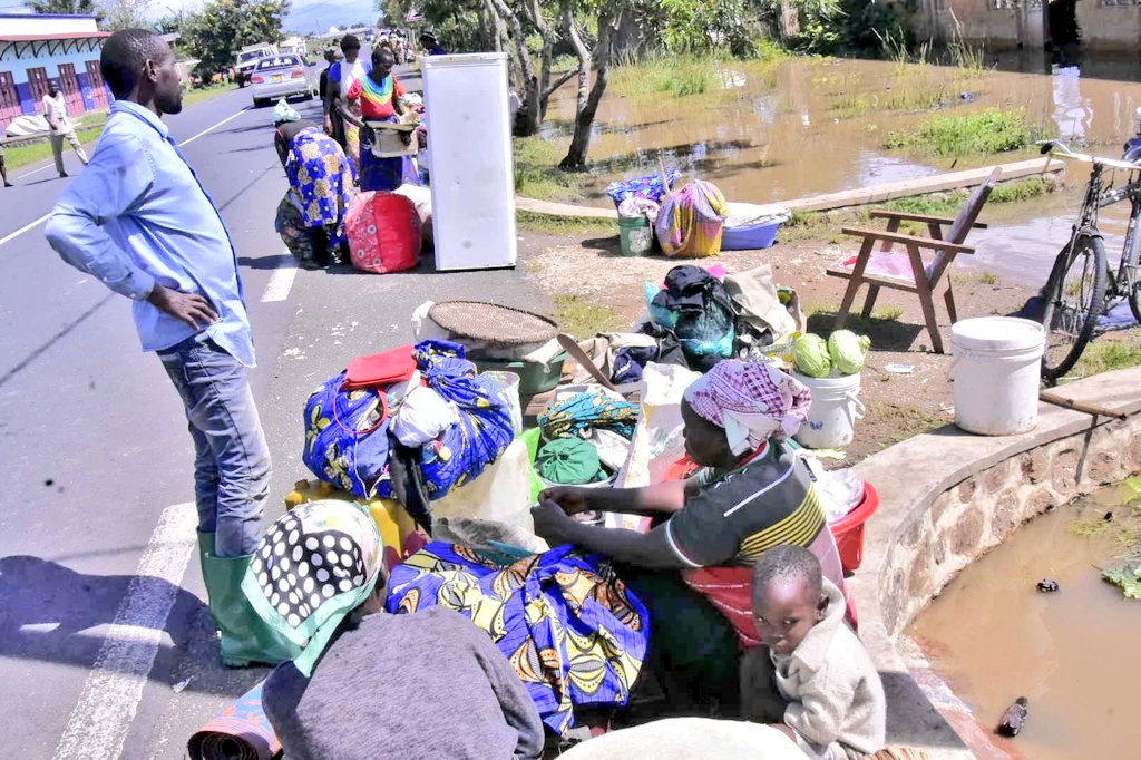 RTNBurundi's tweet photo. Le Président de la #PNP_RGC Anicet Nibaruta trouvé sur place conseille aux victimes de ces inondations de retrouner dans les sites de transit de #KinyinyaII, #Maramvya et Sobel pour attendre l'aménagement des digues de part et d'autres des rives de la rivière #Rusizi https://t.co/im5RSNElKY