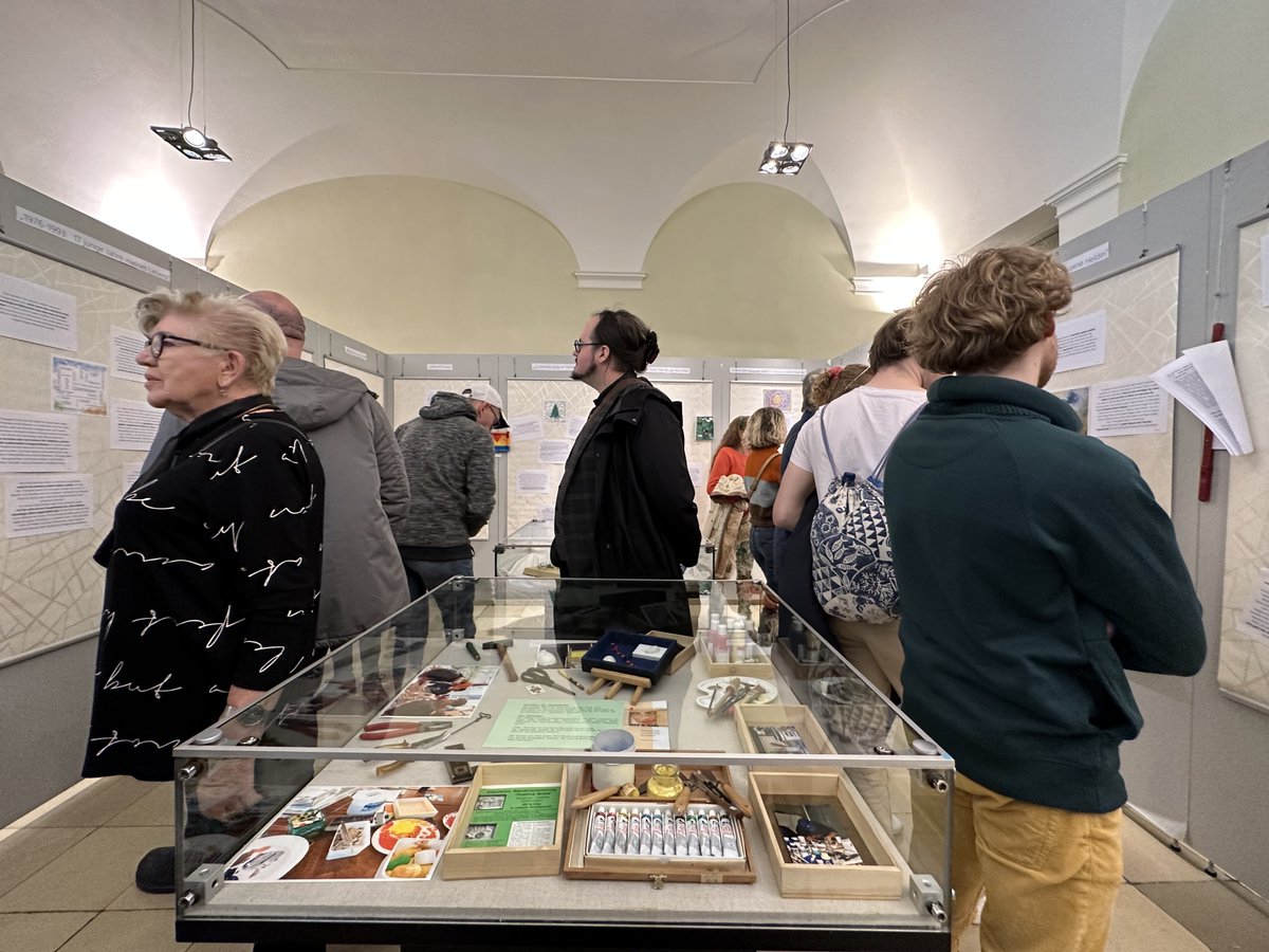 KalleHD's tweet photo. Wunderschöne Vernissage der Ausstellung "Was wäre, wenn wir weitermachen?" im Foyer des Rathauses Heidelberg. Danke an Sozialbürgermeisterin Stefanie Jansen für die lieben Grußworte zur Eröffnung. Zu sehen bis zum 21. April 23 #aidshilfe #aids #hiv #geschichte #generationendialog https://t.co/dY3aOwUOfk
