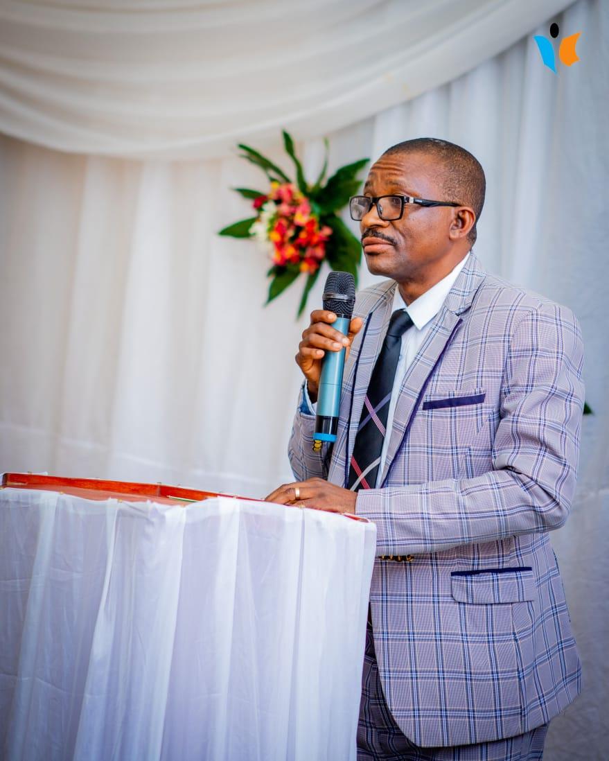 MagazineJimbere's tweet image. 📚 Barthélémy Cimpaye, directeur de l'enseignement supérieur au @MESRS4: "Cet #IdeasBox offre des solutions aux défis de l'heure. Les compétences surtout transversales y transmises à travers différents contenus enrichissent les connaissances des #jeunes, nécessaires autant pour