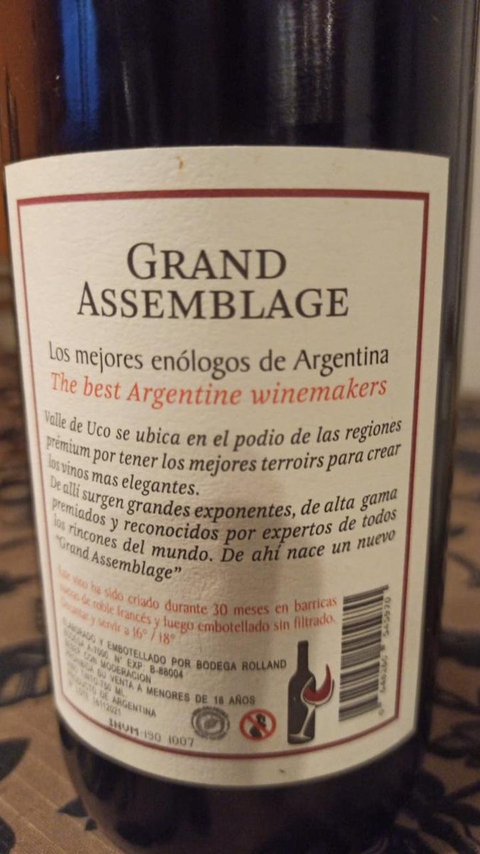 Este vino seria una tentacion para muchos #winelovers... Pero es trucho... 
Abstenerse de adquirir, y de ser posible denunciar a quien los esté comercializando si entienden que lo hace a sabiendas de que esta lucrando a partir de algo que sabe que es trucho..