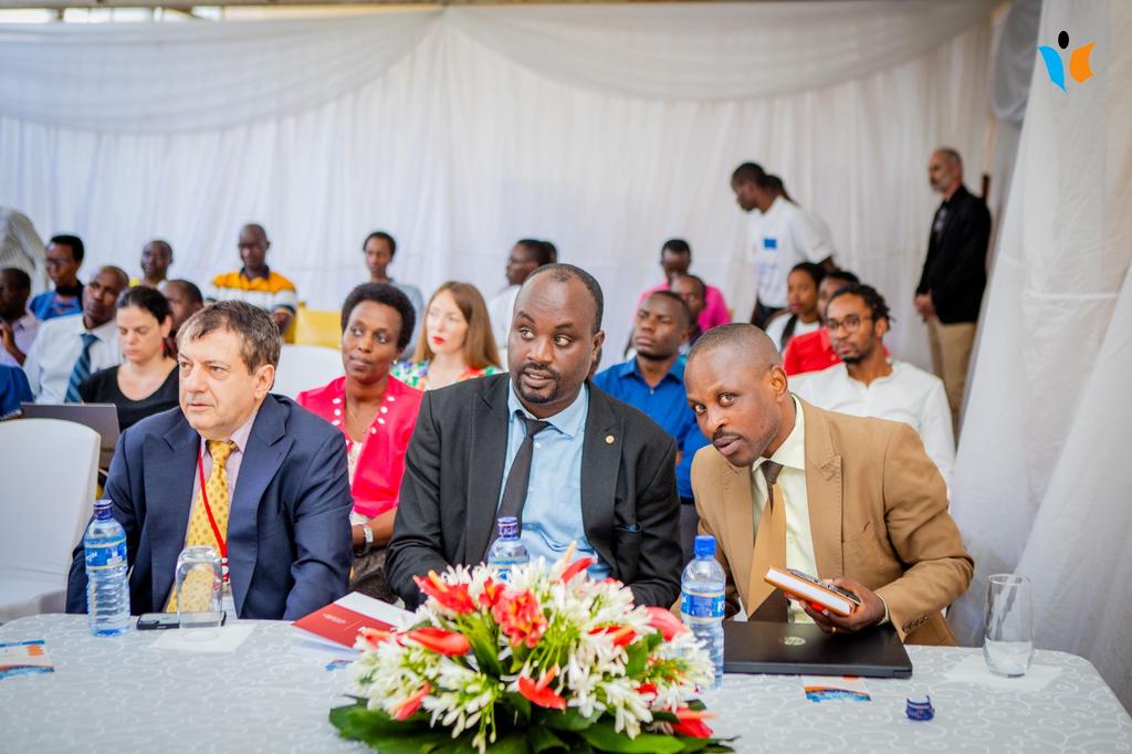 MagazineJimbere's tweet image. 📚 Barthélémy Cimpaye, directeur de l'enseignement supérieur au @MESRS4: "Cet #IdeasBox offre des solutions aux défis de l'heure. Les compétences surtout transversales y transmises à travers différents contenus enrichissent les connaissances des #jeunes, nécessaires autant pour