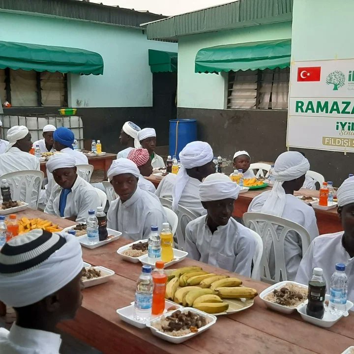 mhmturg's tweet photo. #FildişiSahili'nde 🇨�� talebelerimizle iftar sofrasında bir araya geldik. #Ramazan'ın bereketi sınırlar aşıyor...  ☺️

#İyilikSeninle ❤️
🌐 https://t.co/MJV2Yby5l1 https://t.co/H5HrTrsjXa