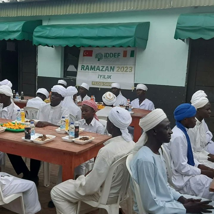 mhmturg's tweet photo. #FildişiSahili'nde 🇨�� talebelerimizle iftar sofrasında bir araya geldik. #Ramazan'ın bereketi sınırlar aşıyor...  ☺️

#İyilikSeninle ❤️
🌐 https://t.co/MJV2Yby5l1 https://t.co/H5HrTrsjXa