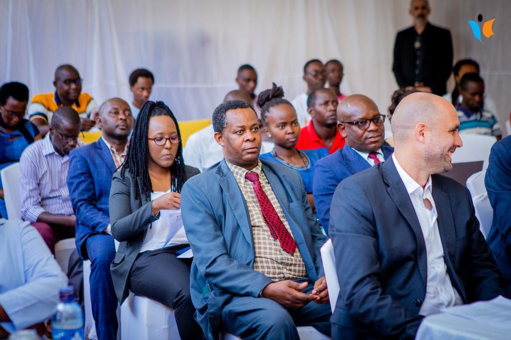 MagazineJimbere's tweet image. 📚 Barthélémy Cimpaye, directeur de l'enseignement supérieur au @MESRS4: "Cet #IdeasBox offre des solutions aux défis de l'heure. Les compétences surtout transversales y transmises à travers différents contenus enrichissent les connaissances des #jeunes, nécessaires autant pour