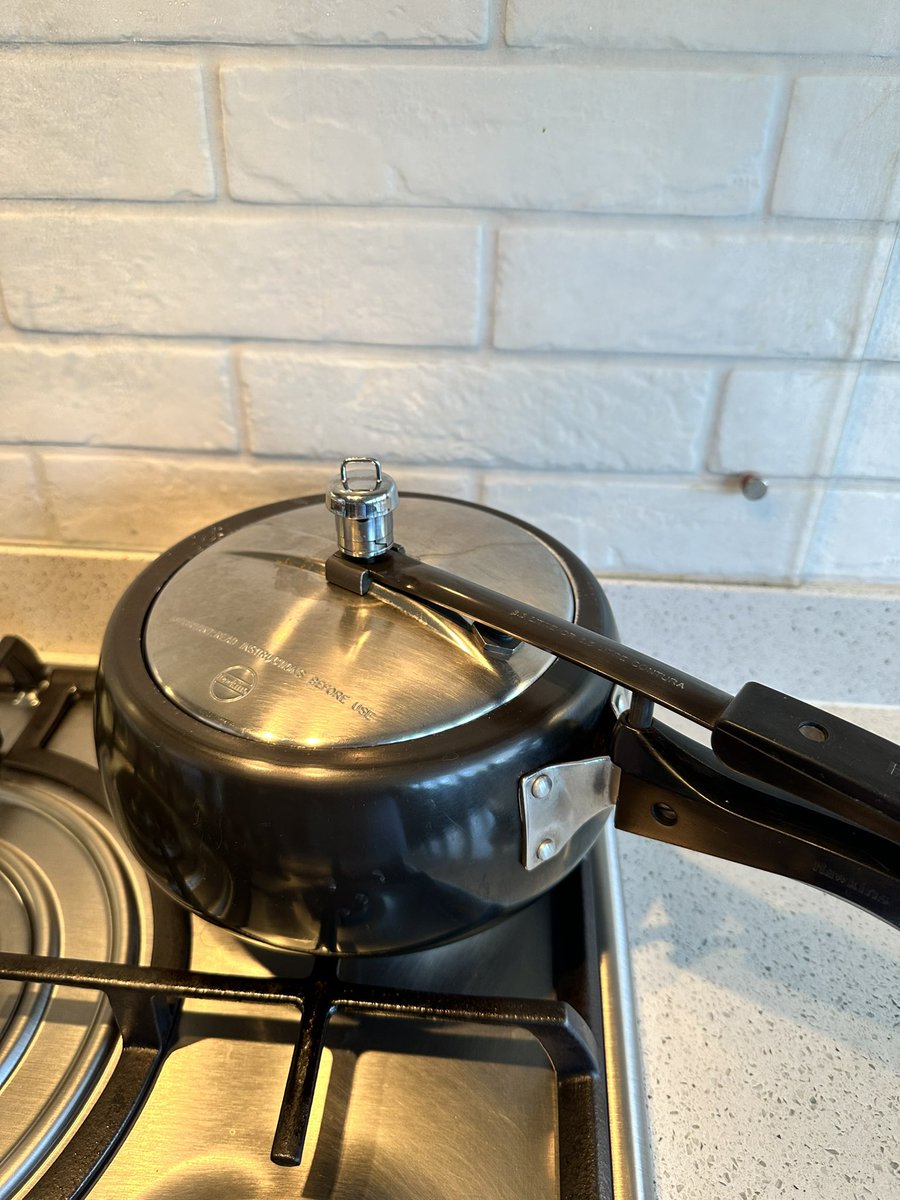 zanzaneet's tweet photo. Boiling #sweetcorn in my trusty heirloom pressure cooker. I have pressure cookers of all sorts but I still fallback to the old fashioned whistle blowing ones. Four whistles & you have perfectly cooked sweetcorn to quell snacking hunger pangs. #pressurecooking #indiancook #india https://t.co/JRHNKh5dnM
