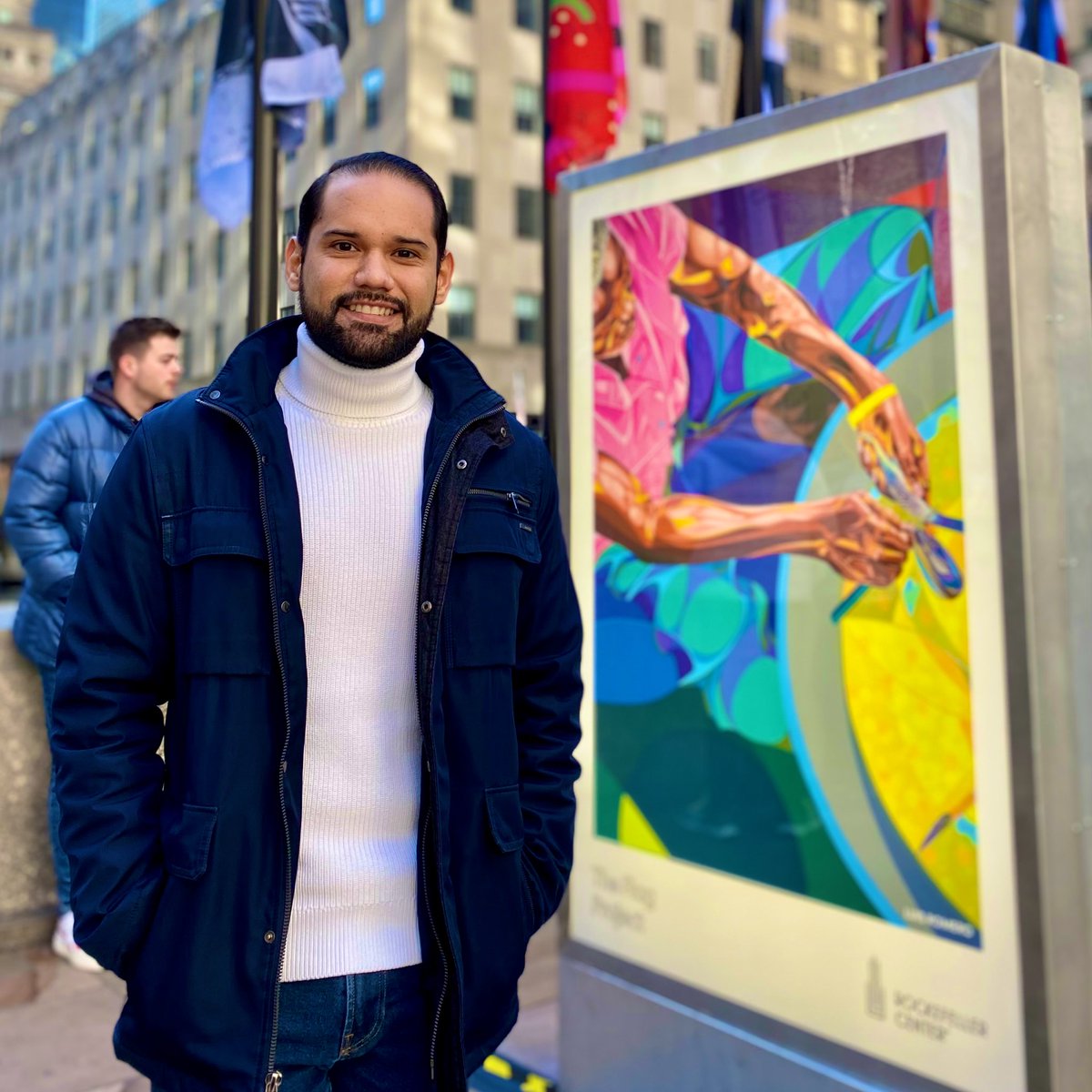 Carnaval_SA's tweet photo. ¡Talento barranquillero brilla en el @rockcenternyc en #NuevaYork!🗽🎨
El artista plástico @LuisEdoRomero hace parte de #TheFlagProject, este año el tema es la gastronomía por lo que su obra #Descamando recrea una escena en honor a la pesca del Caribe colombiano. 🎣🇨🇴 https://t.co/eLXl2UosIN